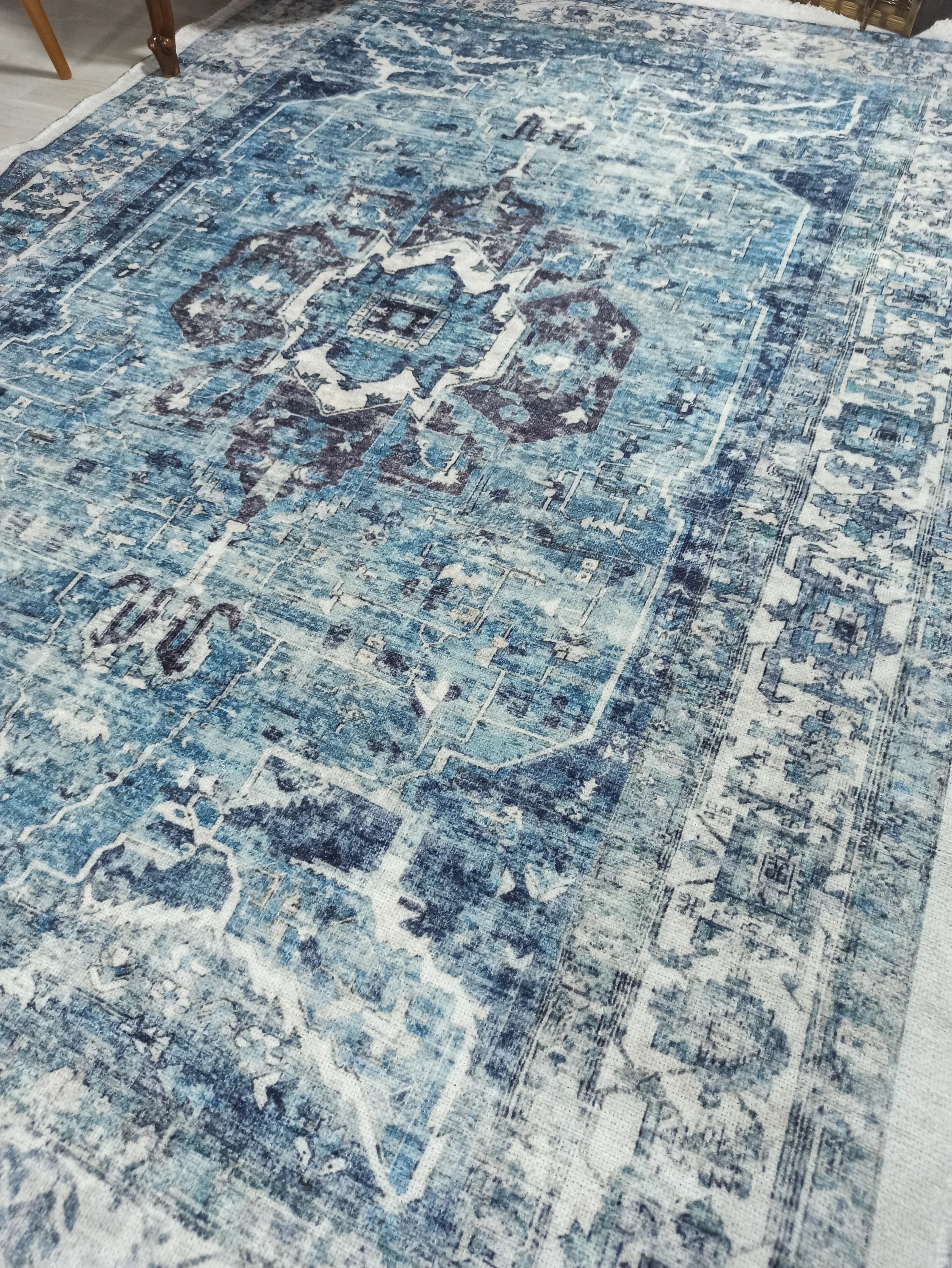 Lacivert ve Buz Mavisi Eskitme Medalyonlu Vintage Halı - OUTLET - 4305MOU