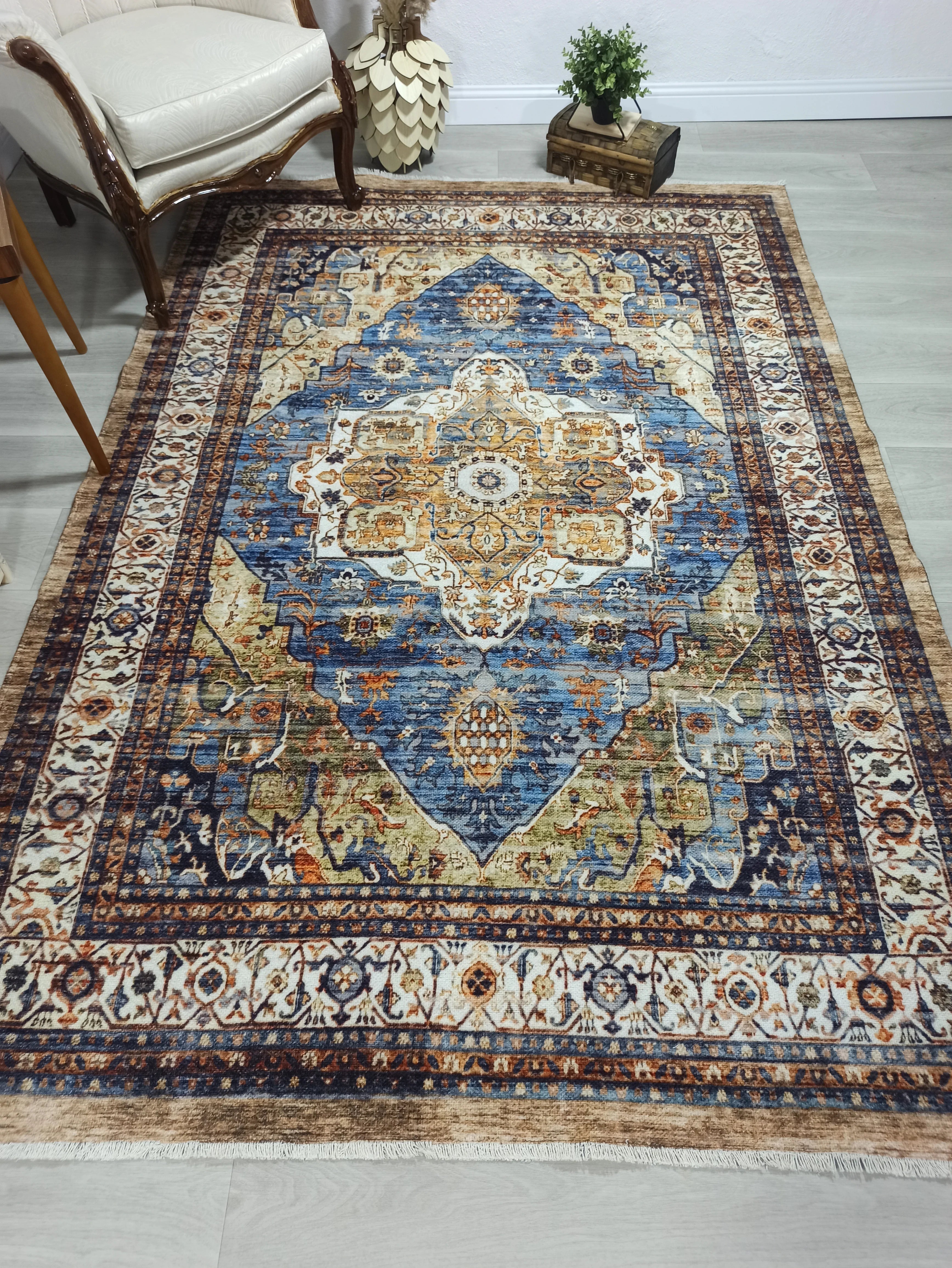 Lacivert ve Hardal Sarısı Medalyonlu Geleneksel Halı - OUTLET - 4320OU