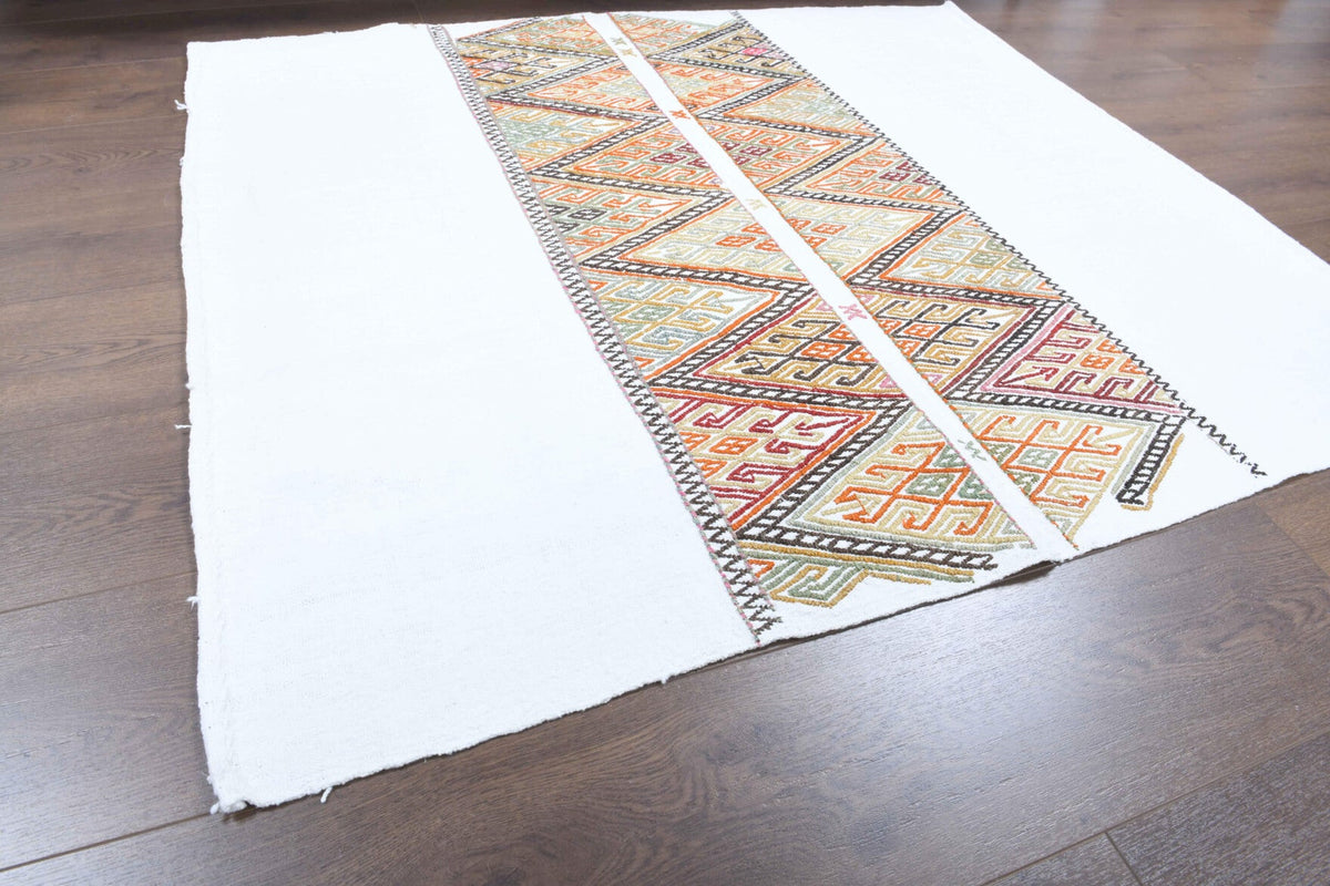 El yapımı vintage halı 119x132 cm kilim desenli yün - mekan görünümü