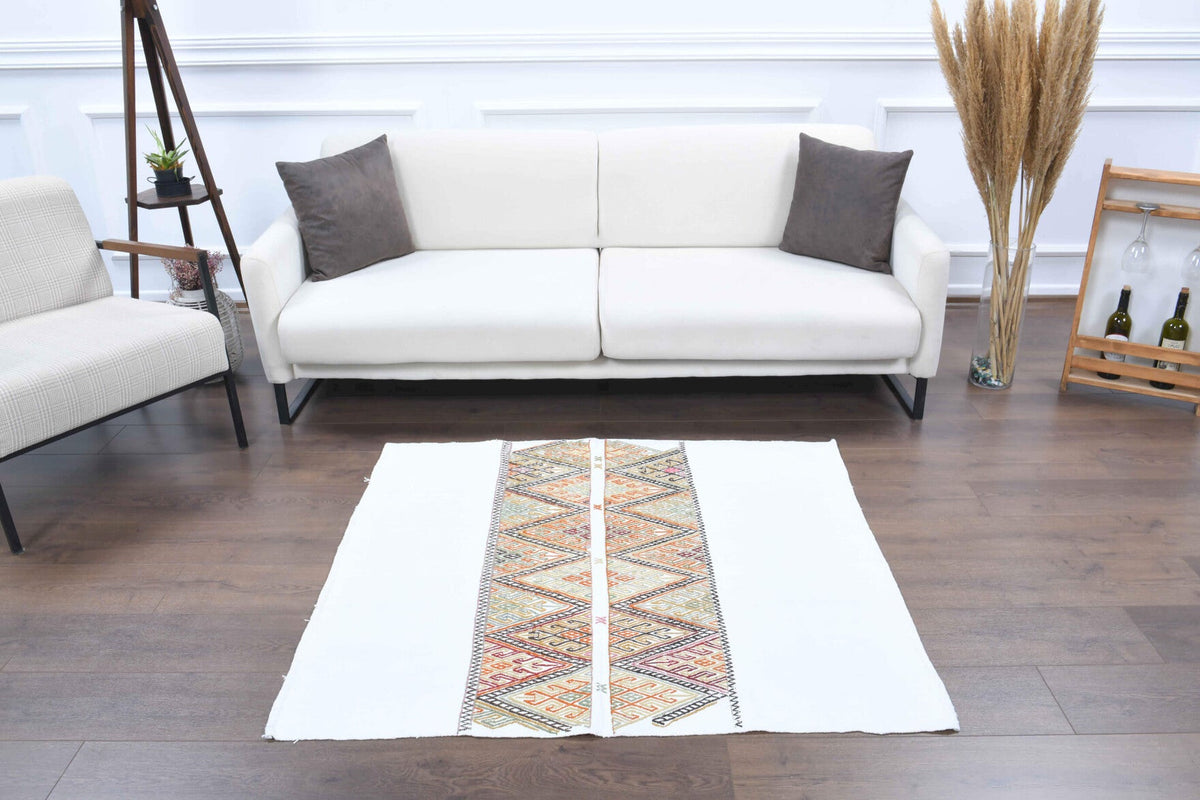 El yapımı vintage halı 119x132 cm kilim desenli yün - ışık altında renk detayı