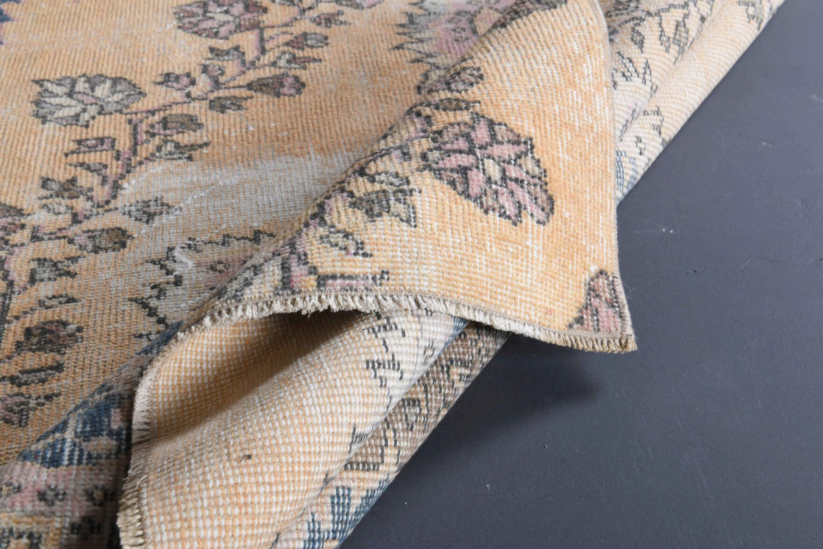 El yapımı vintage halı 117x155 cm oryantal desenli yün - ışık altında renk detayı