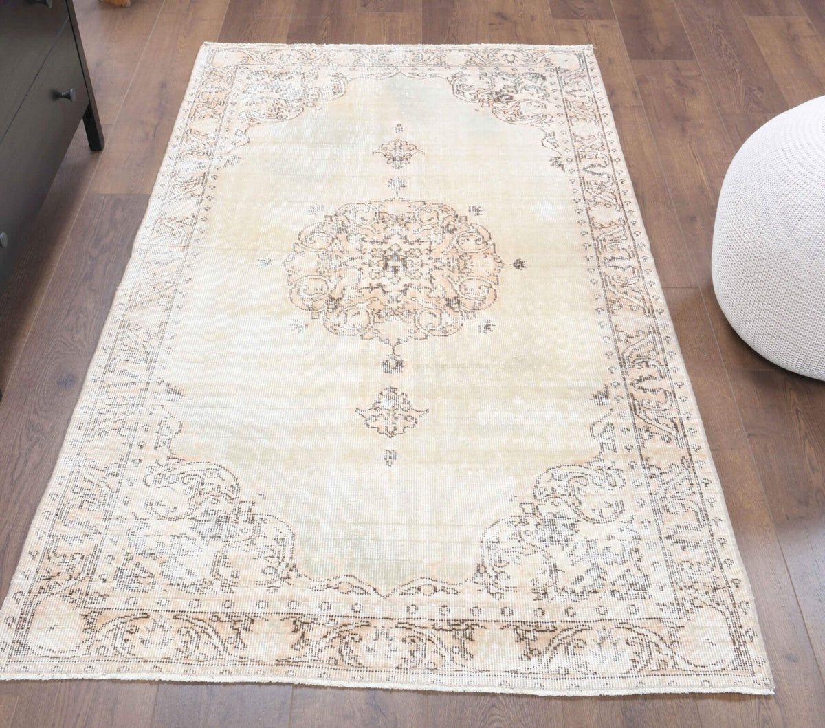 El yapımı vintage halı 112x188 cm oryantal desenli yün - açık alan görünümü