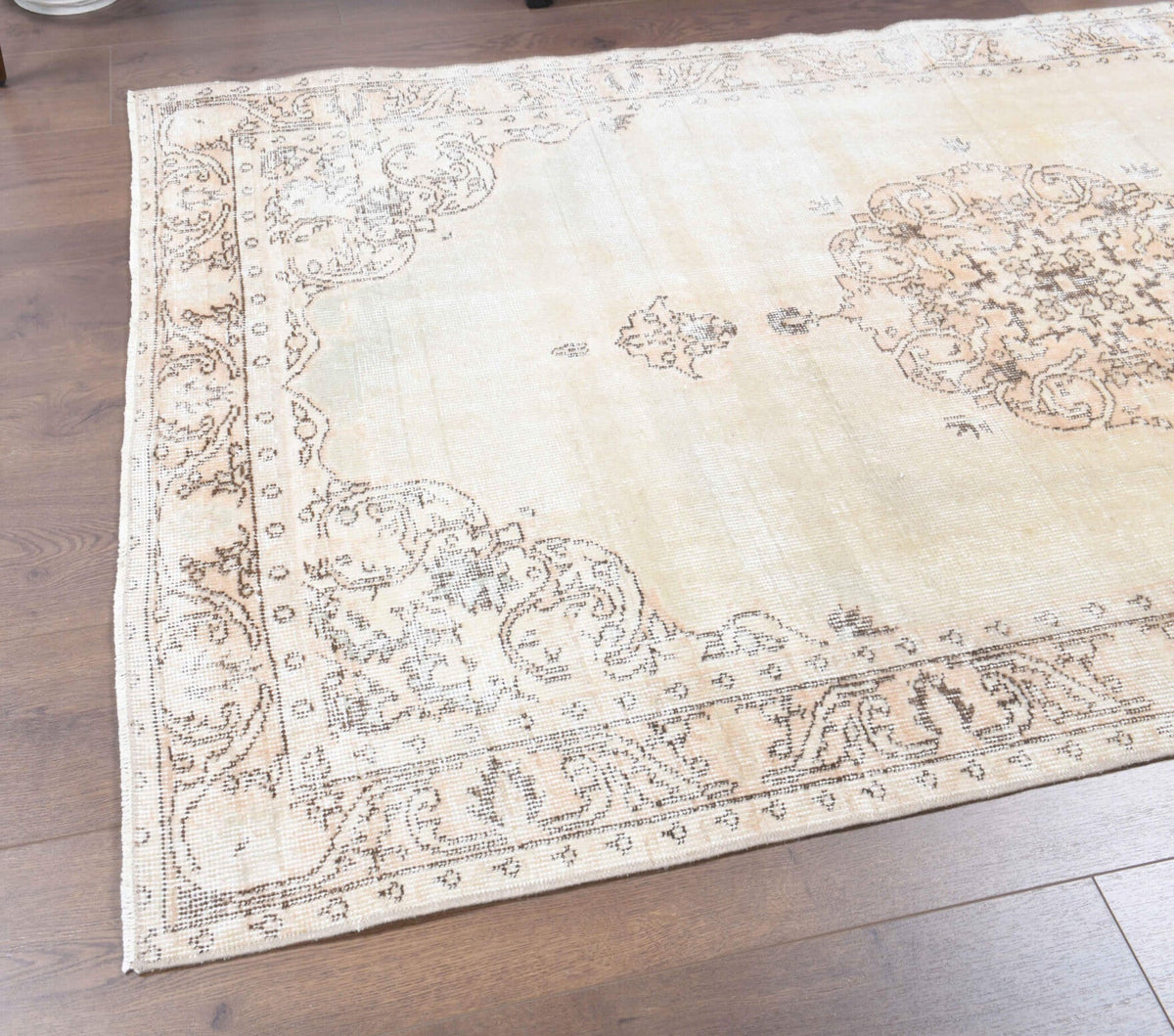 El yapımı vintage halı 112x188 cm oryantal desenli yün - yakın çekim doku detayı