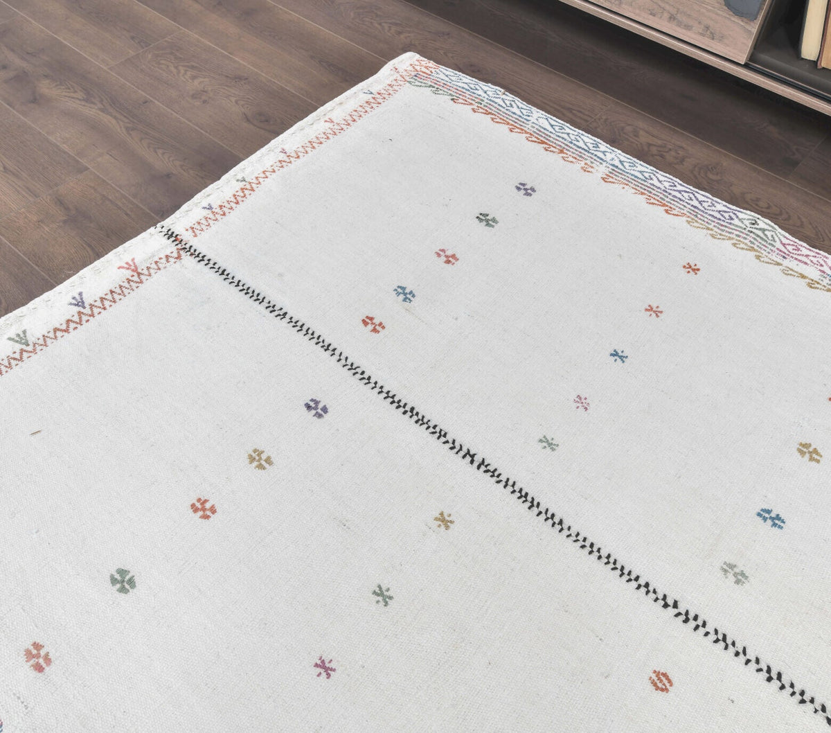 Beyaz, turuncu ve kahverengi renkli el dokuma vintage kilim, %100 yün dokuma