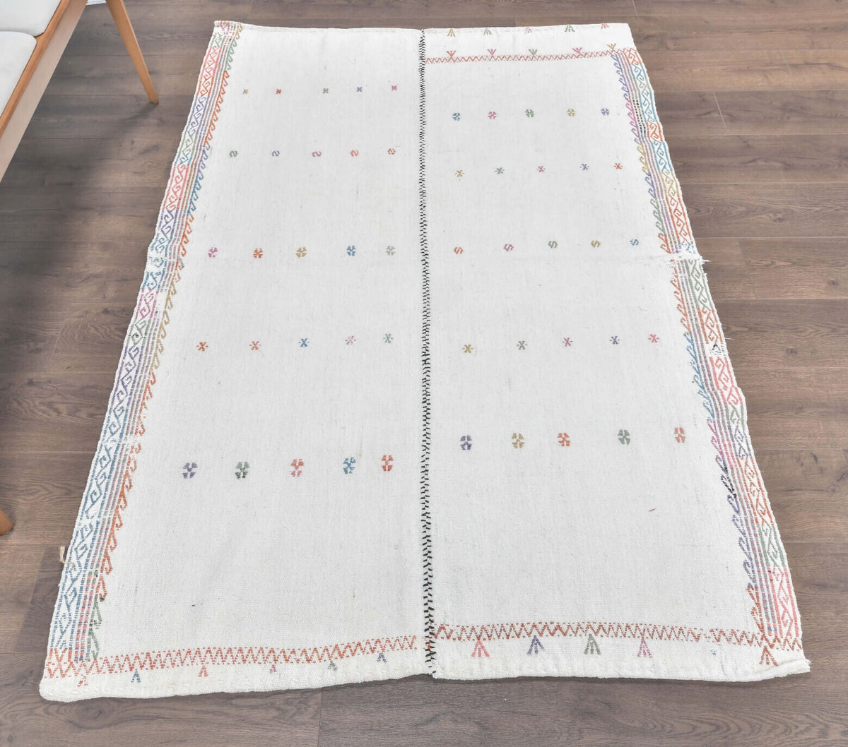 126x190 cm beyaz, turuncu ve kahverengi kilim motifli el dokuma vintage kilim – üstten tam görünüm
