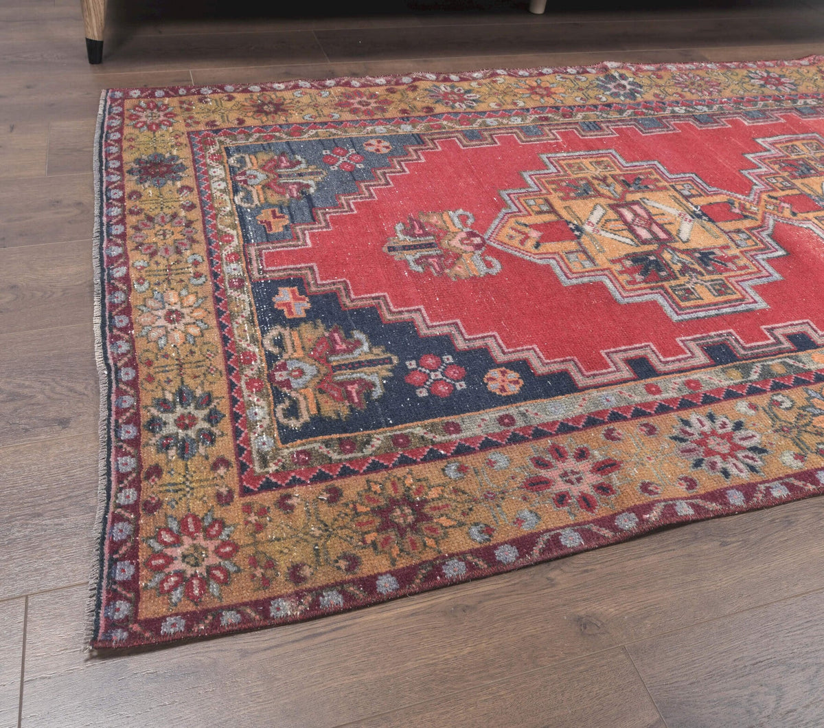 El yapımı vintage halı 91x213 cm geometrik desenli yün - yakın çekim doku detayı
