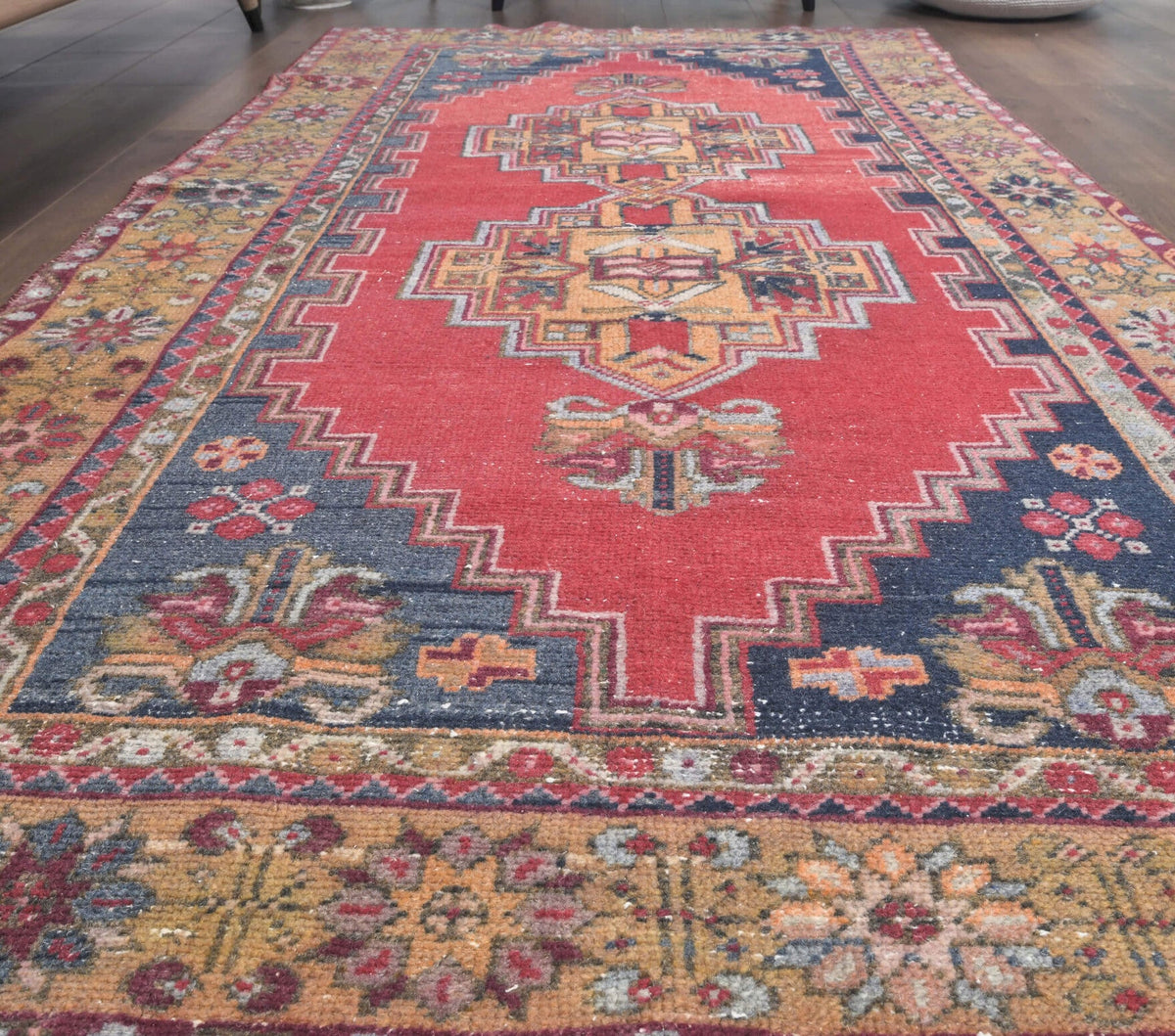 El yapımı vintage halı 91x213 cm geometrik desenli yün - mekan görünümü