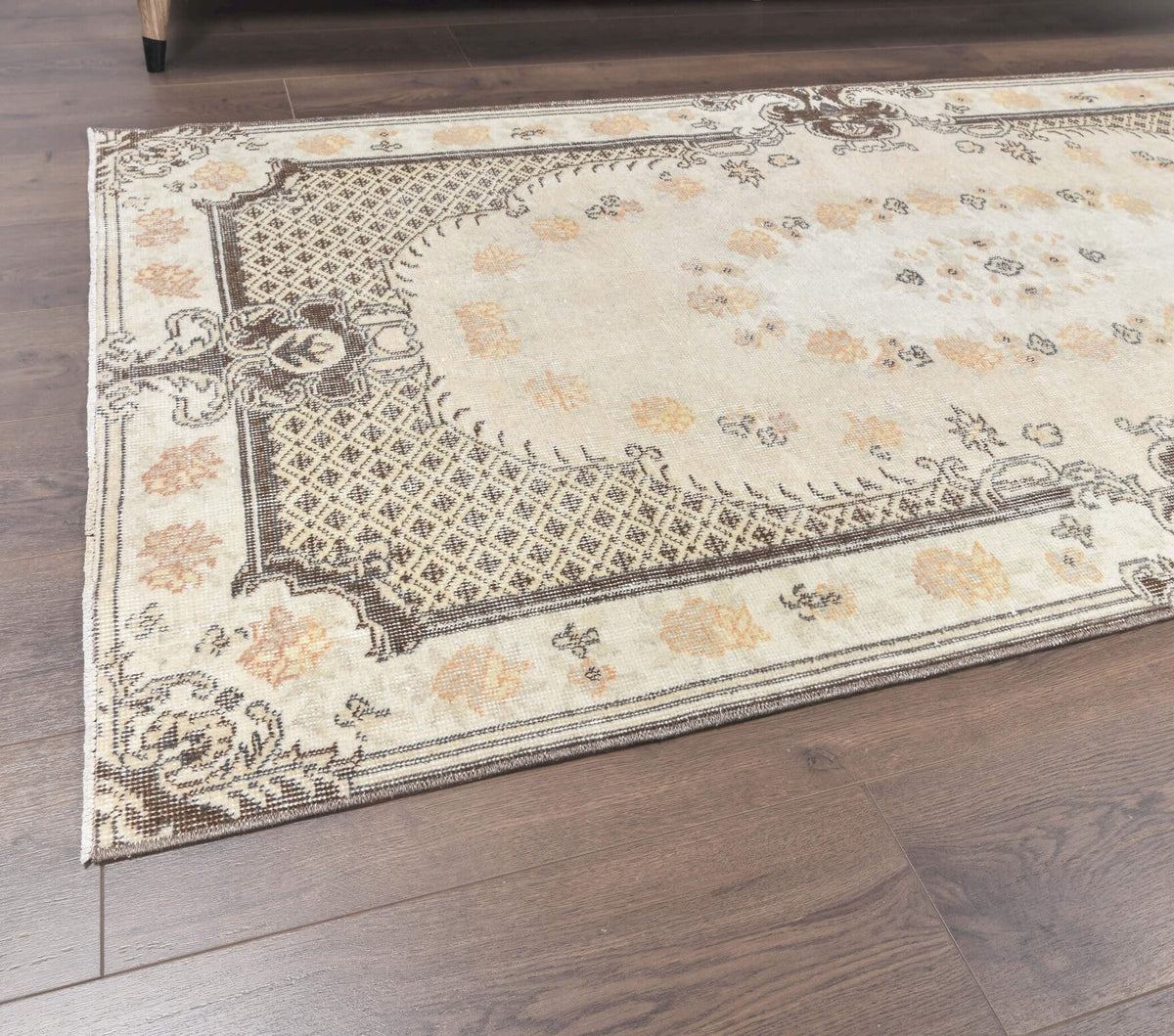 El yapımı vintage halı 109x211 cm oryantal desenli yün - yakın çekim doku detayı