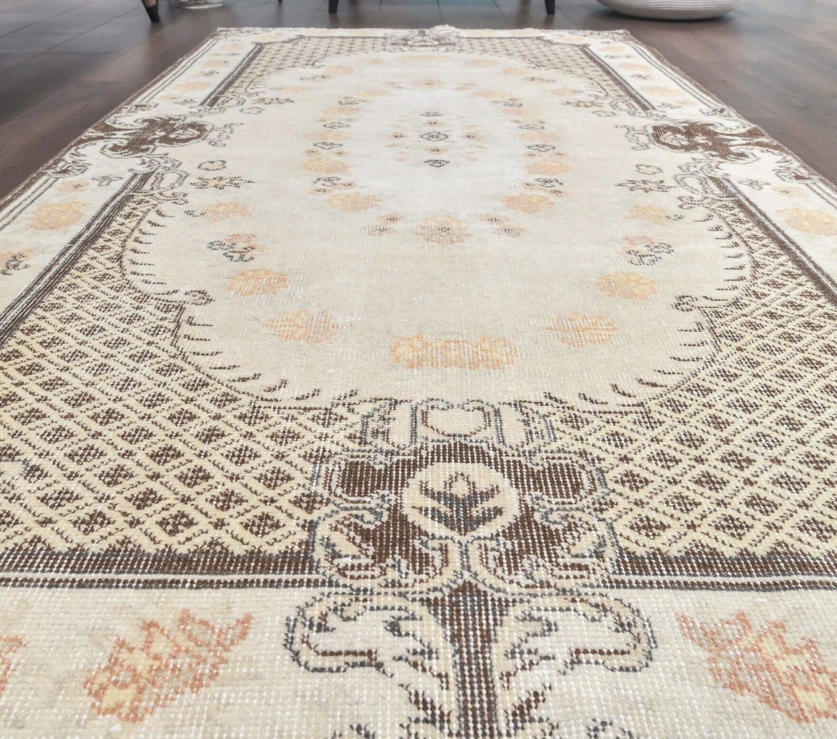 El yapımı vintage halı 109x211 cm oryantal desenli yün - mekan görünümü