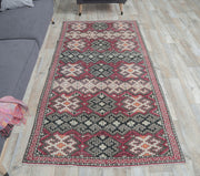 1970'lerden Anadolu kökenli geometrik desenli el dokuma vintage halı, 119x219 cm