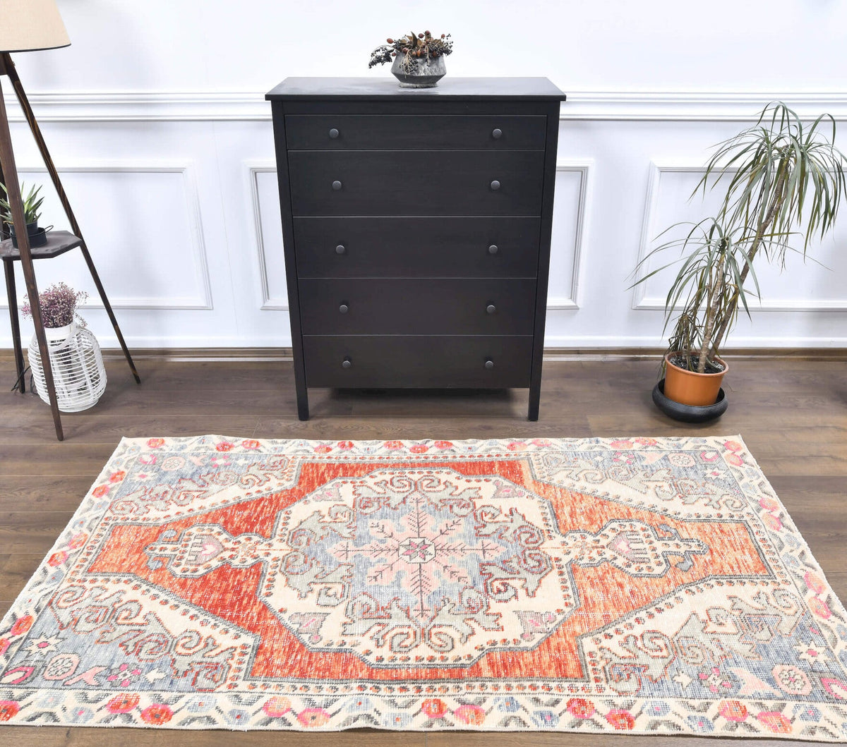120x215 cm turuncu, bej ve beyaz çiçek desenli el dokuma vintage halı – üstten tam görünüm