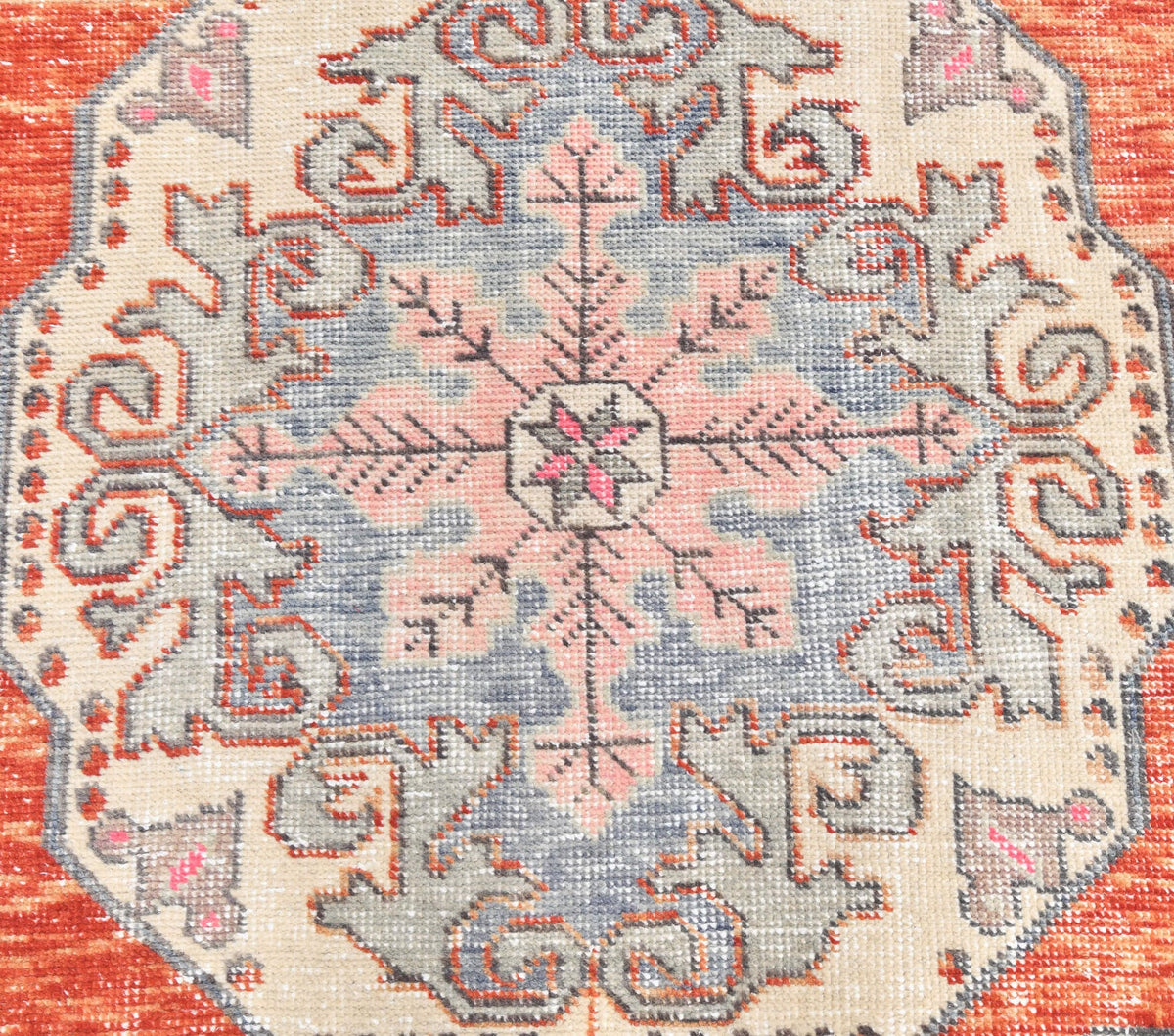 El yapımı vintage halı 119x216 cm çiçek desenli desenli yün - yakın çekim doku detayı