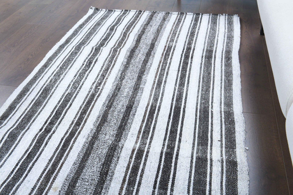El yapımı vintage halı 107x241 cm çizgili desenli yün - ışık altında renk detayı