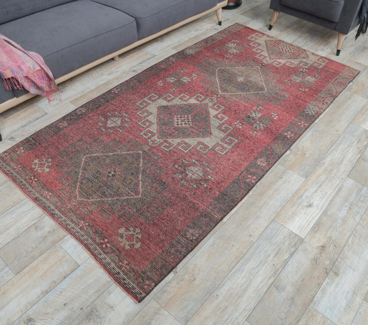El yapımı vintage halı 122x241 cm i̇kat desenli yün - yakın çekim doku detayı