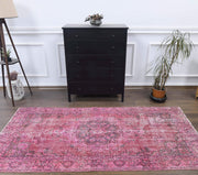 1970'lerden Anadolu kökenli soyut desenli el dokuma vintage halı, 118x240 cm