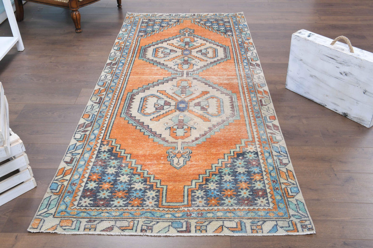 El yapımı vintage halı 117x249 cm oryantal desenli yün - ışık altında renk detayı