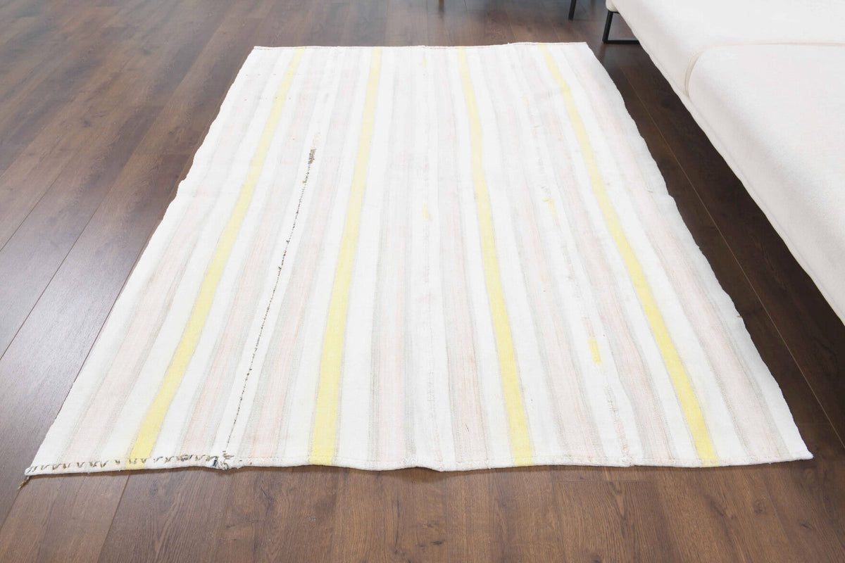 El yapımı vintage halı 140x193 cm çizgili desenli yün - yakın çekim doku detayı