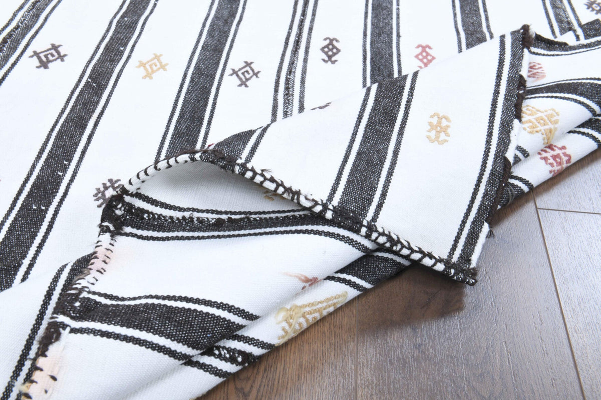El yapımı vintage halı 155x201 cm çizgili desenli yün - kenar ve saçak detayı