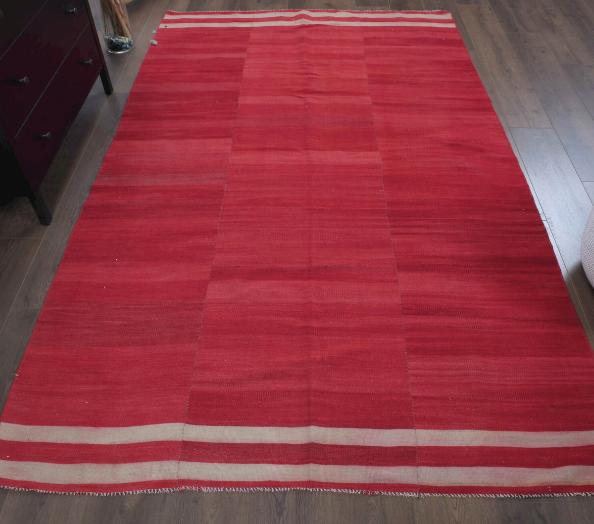 El yapımı vintage halı 157x254 cm düz desenli yün - yakın çekim doku detayı