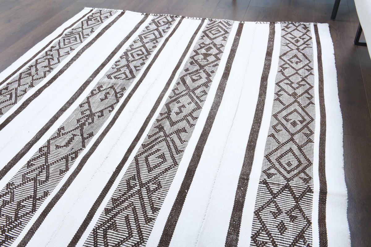 El yapımı vintage halı 147x239 cm çizgili desenli yün - mekan görünümü