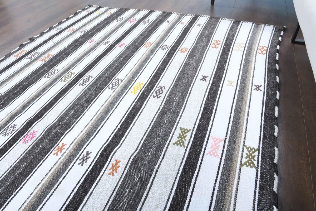 El yapımı vintage halı 155x241 cm kilim desenli yün - ışık altında renk detayı