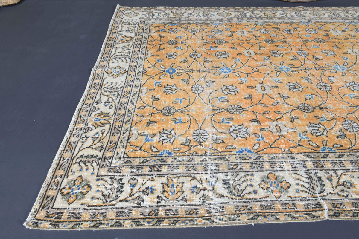 El yapımı vintage halı 157x246 cm oryantal desenli yün - ışık altında renk detayı