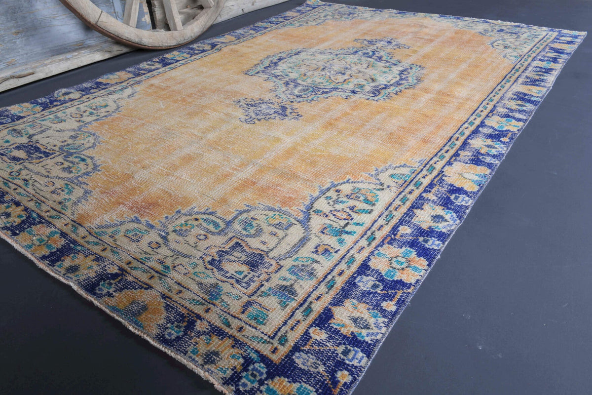 El yapımı vintage halı 152x244 cm oryantal desenli yün - mekan görünümü