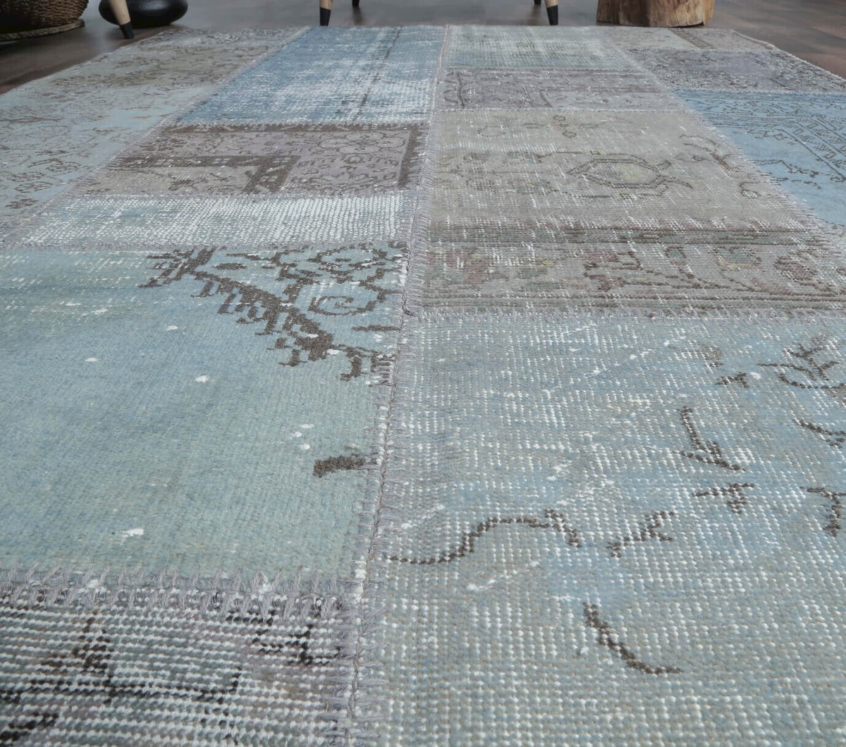 El yapımı vintage halı 163x239 cm soyut desenli yün - mekan görünümü