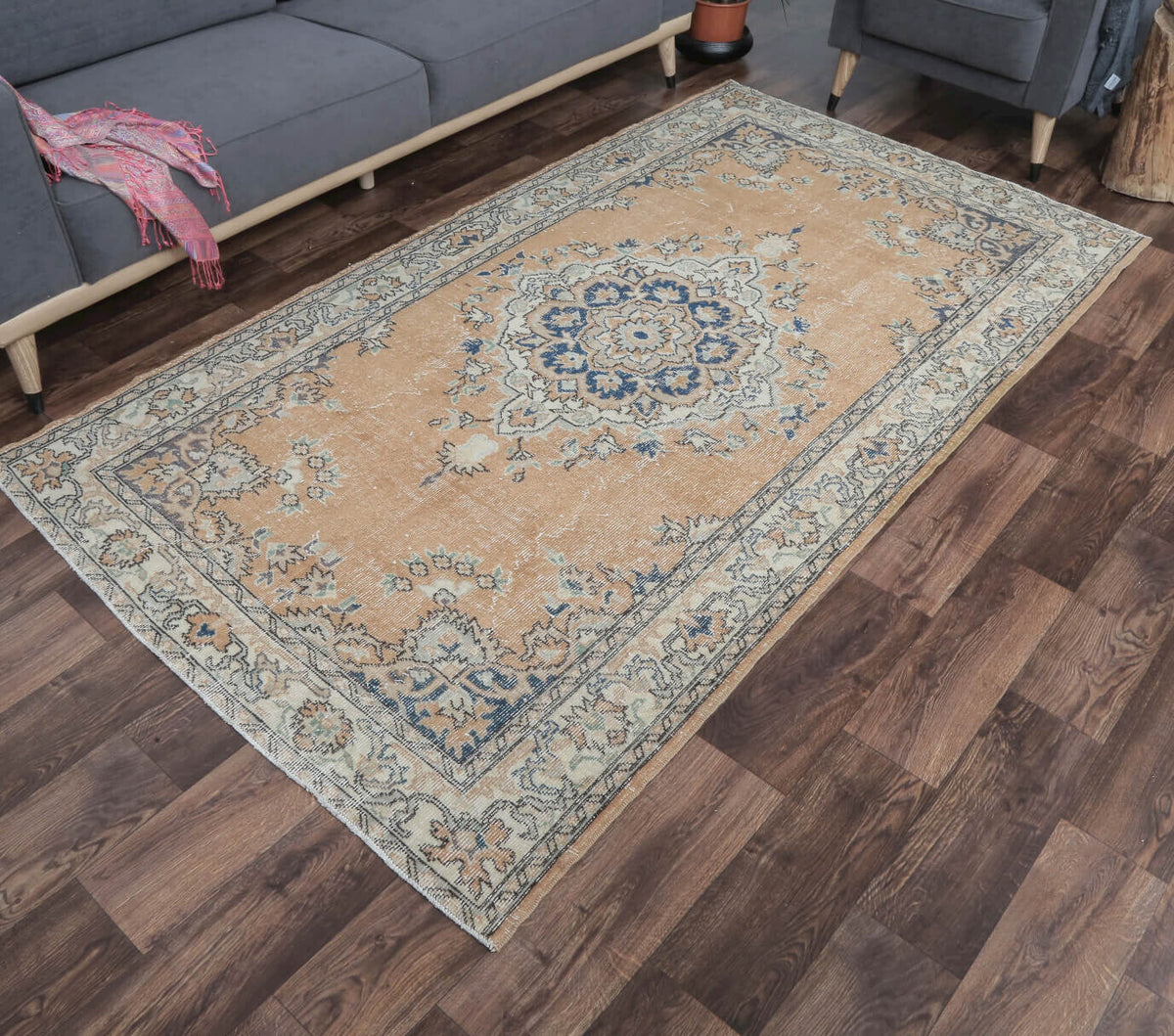 El yapımı vintage halı 140x249 cm oryantal desenli yün - yakın çekim doku detayı