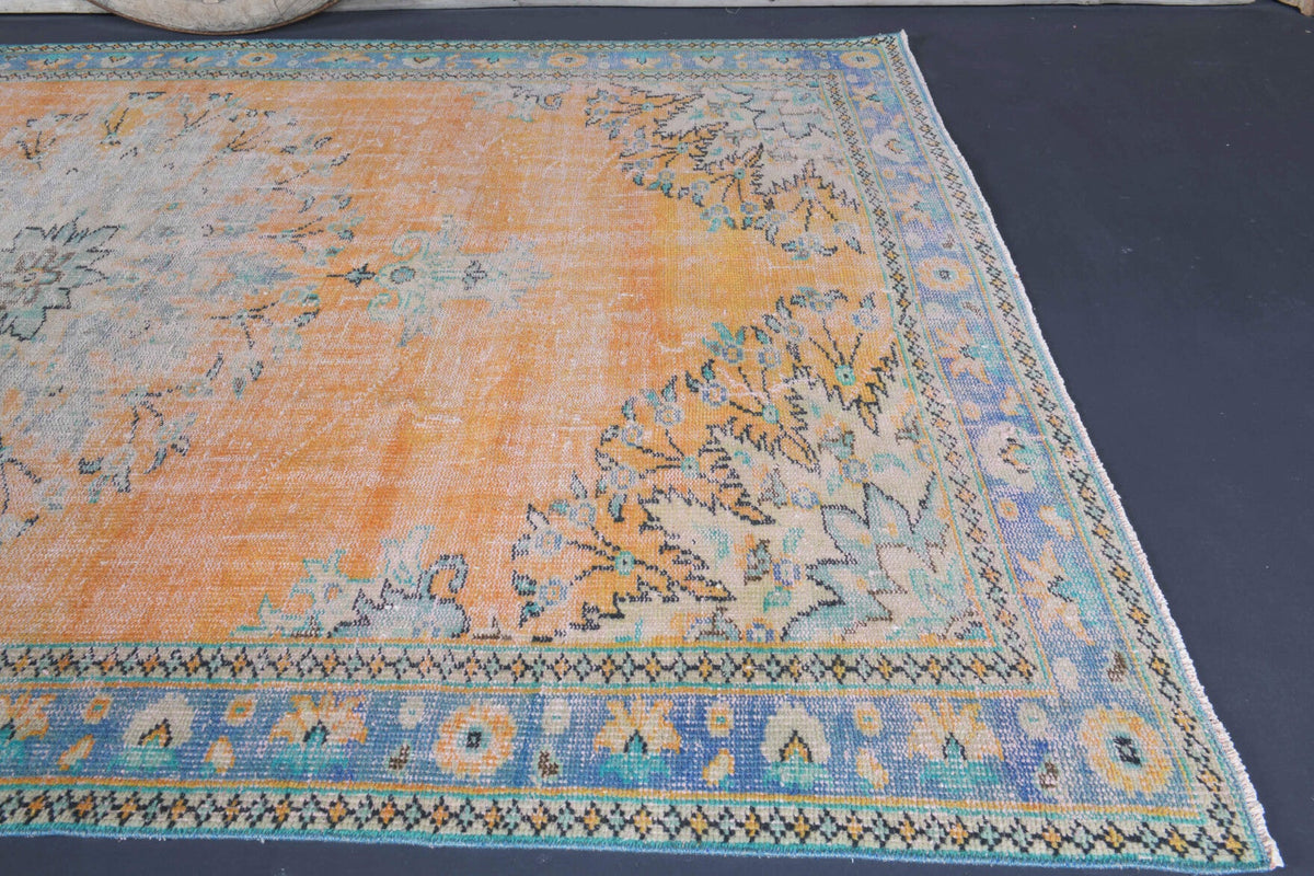 El yapımı vintage halı 185x295 cm oryantal desenli yün - ışık altında renk detayı