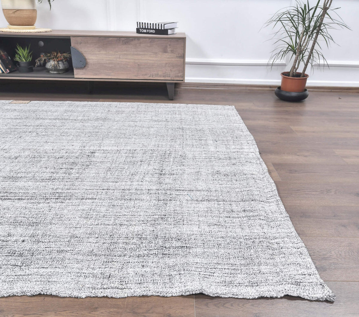 El yapımı vintage halı 188x320 cm düz desenli yün - yakın çekim doku detayı
