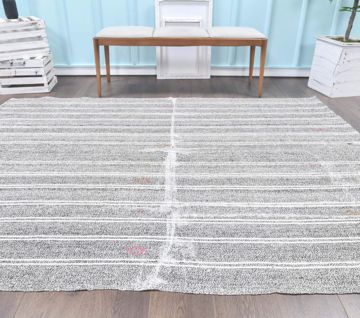El yapımı vintage halı 185x241 cm çizgili desenli yün - ışık altında renk detayı