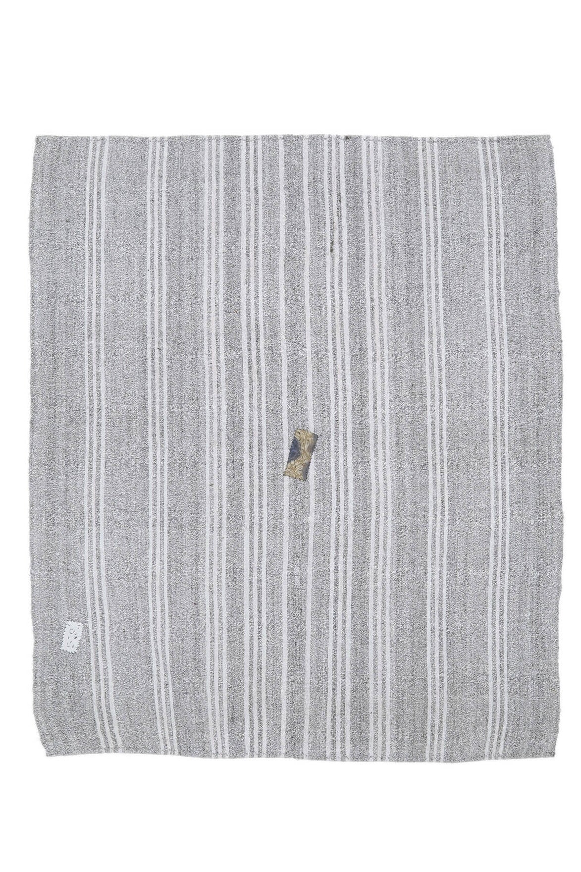 El yapımı vintage halı 196x231 cm çizgili desenli yün - ışık altında renk detayı