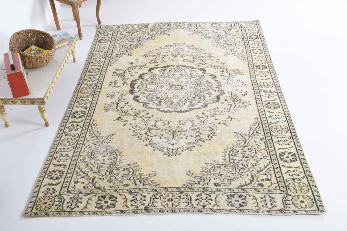 El yapımı vintage halı 183x272 cm oryantal desenli yün - yakın çekim doku detayı