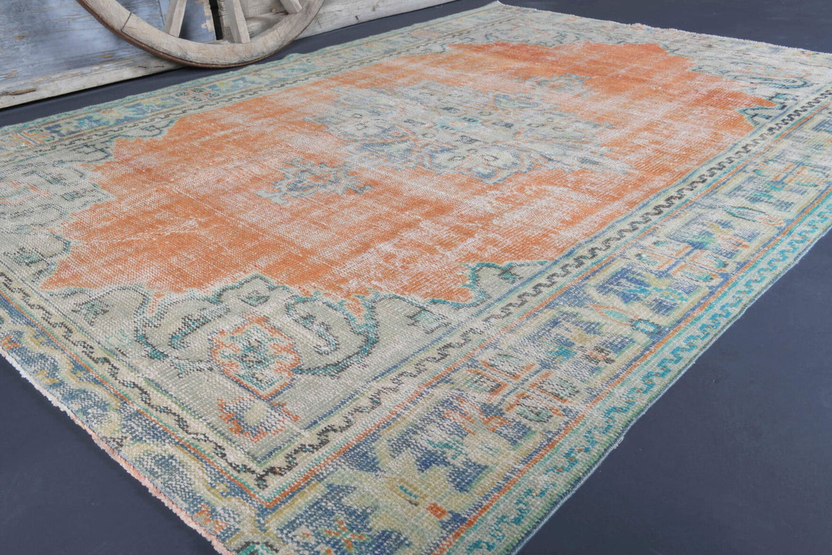 El yapımı vintage halı 183x244 cm oryantal desenli yün - mekan görünümü