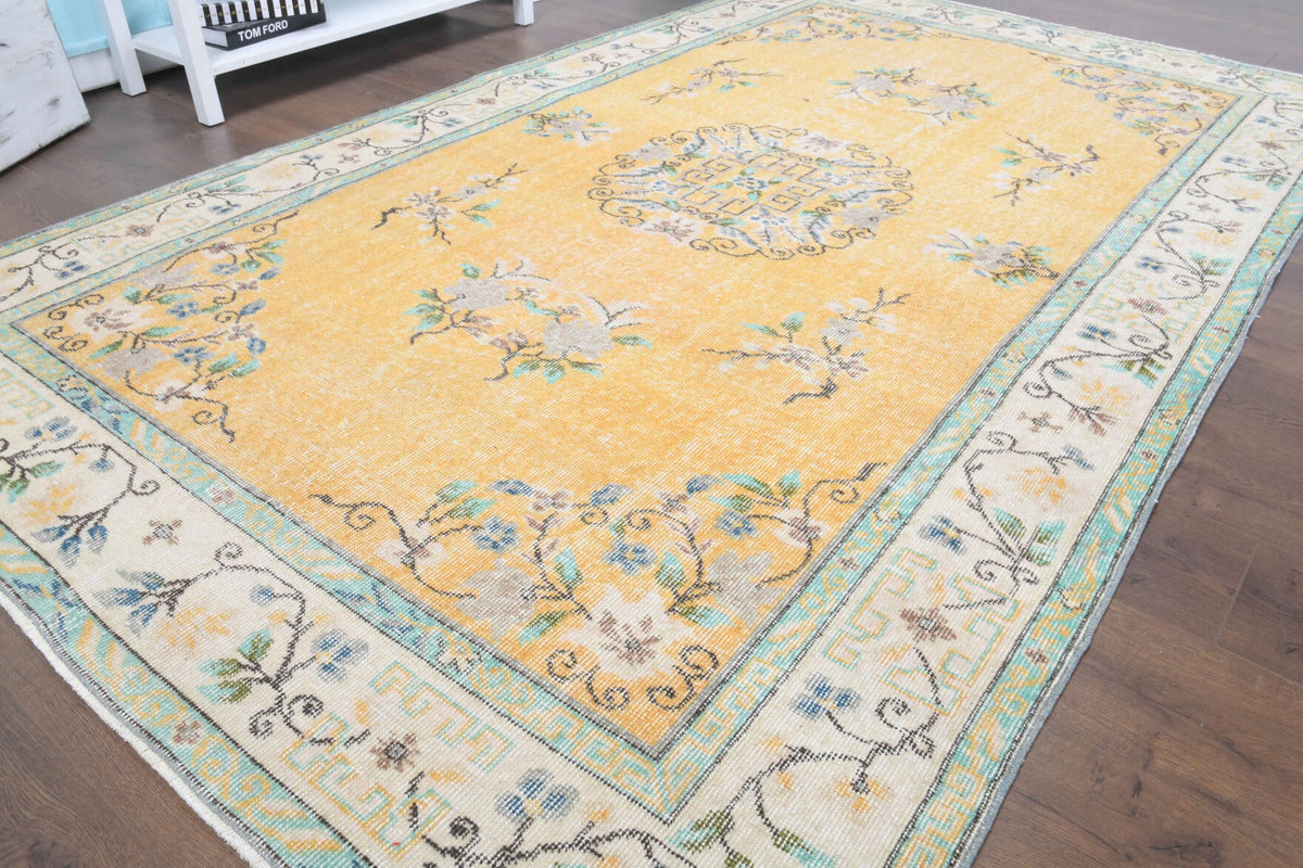 El yapımı vintage halı 152x274 cm madalyonlu desenli yün - ışık altında renk detayı