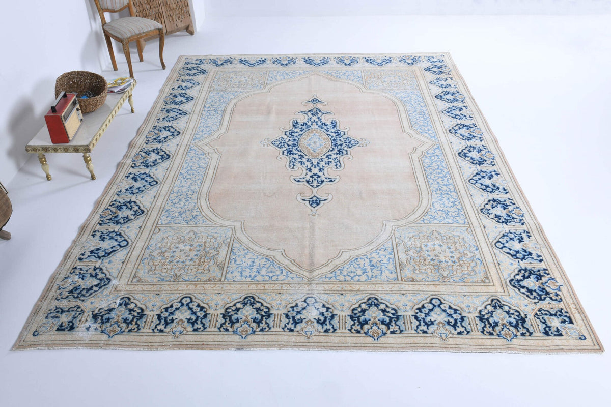 El yapımı vintage halı 274x378 cm oryantal desenli yün - ışık altında renk detayı