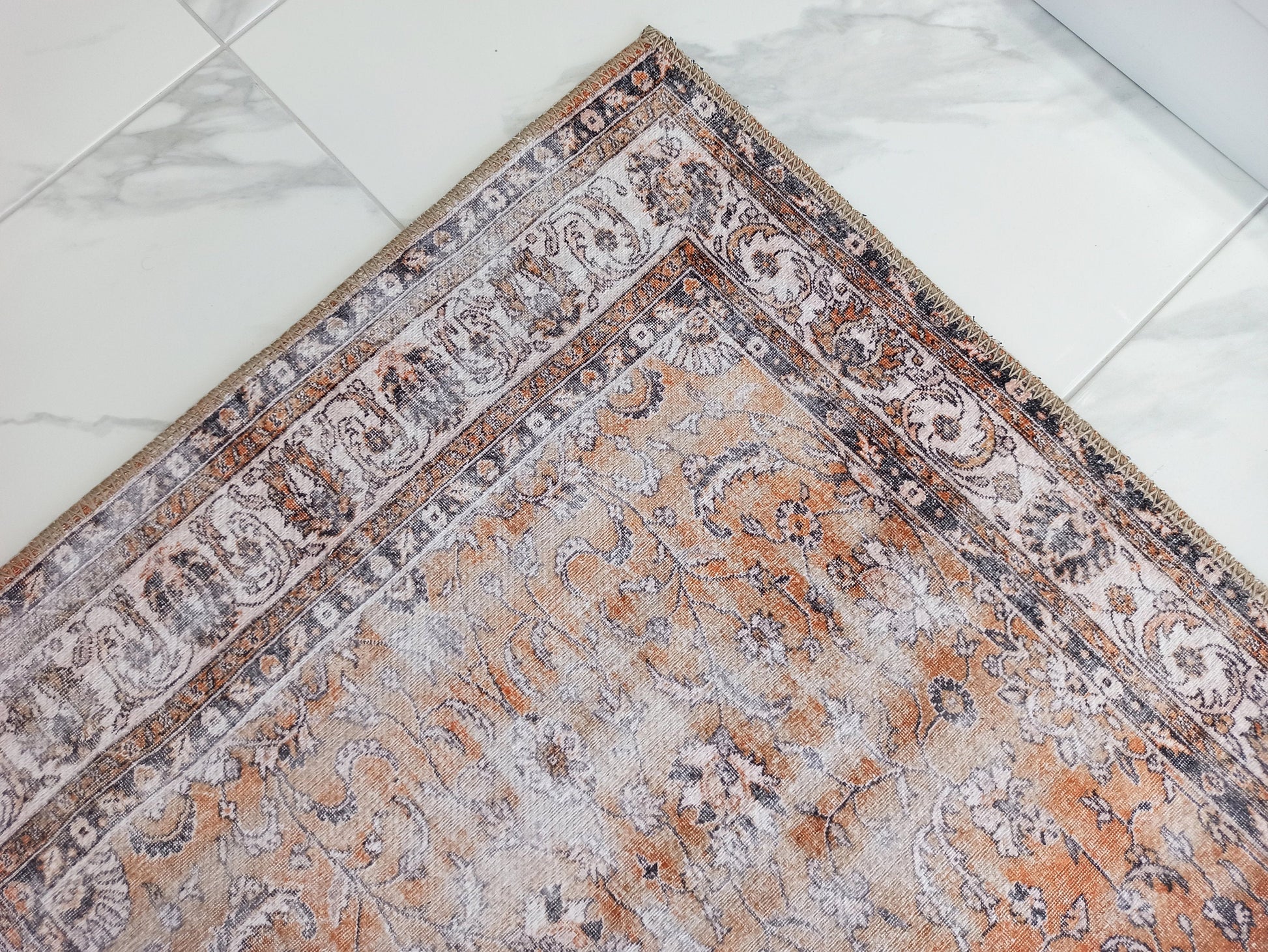 Solgun Turuncu ve Krem Eskitme Çiçekli Vintage Halı