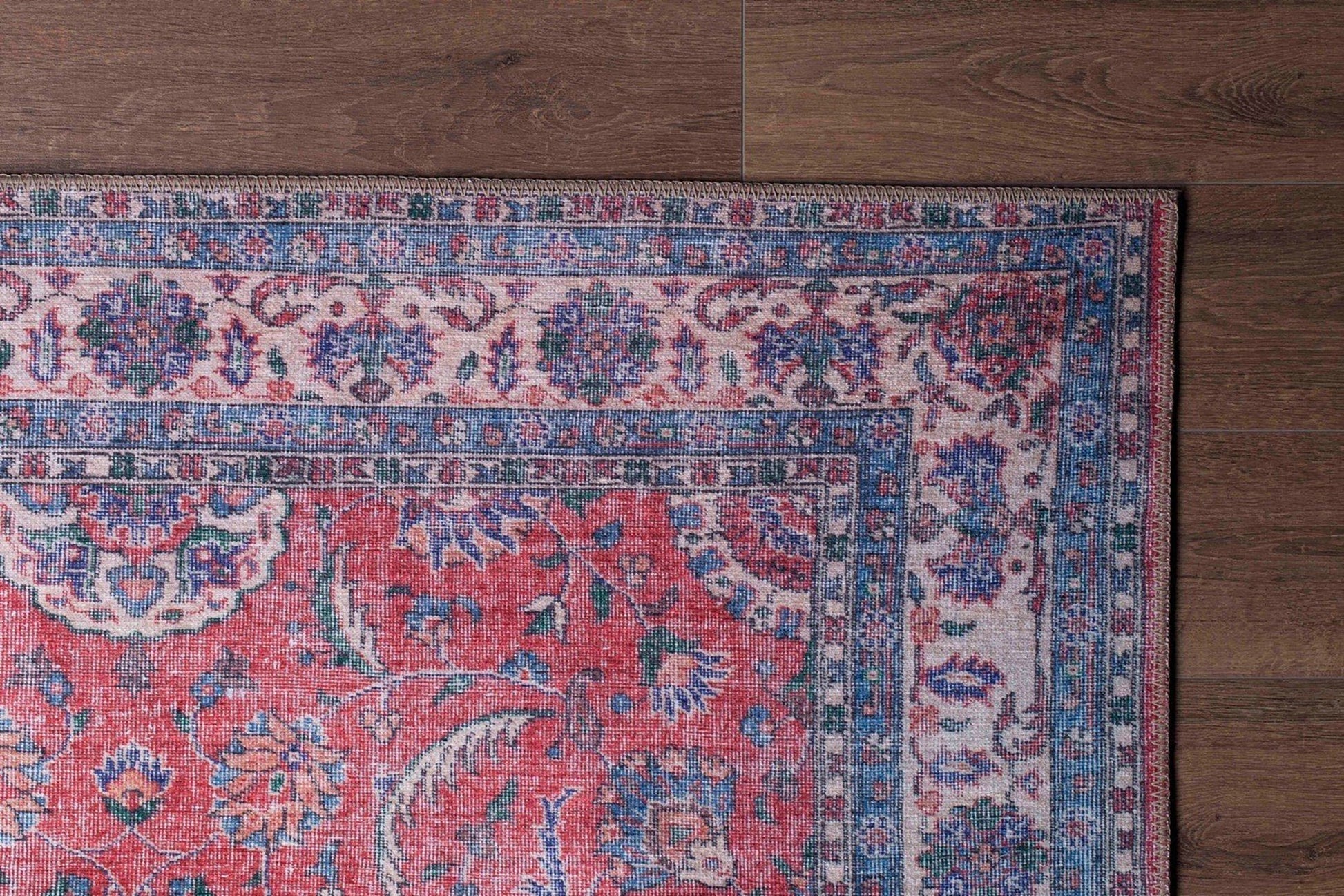 Solgun Kırmızı ve Krem Eskitme Desenli Vintage Halı