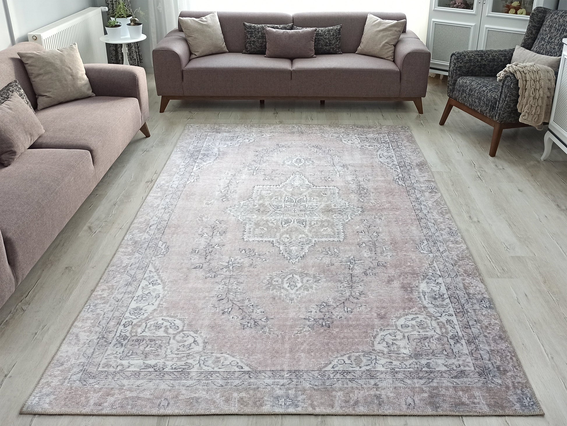 Pudra Pembe ve Gri Eskitme Medalyonlu Vintage Halı