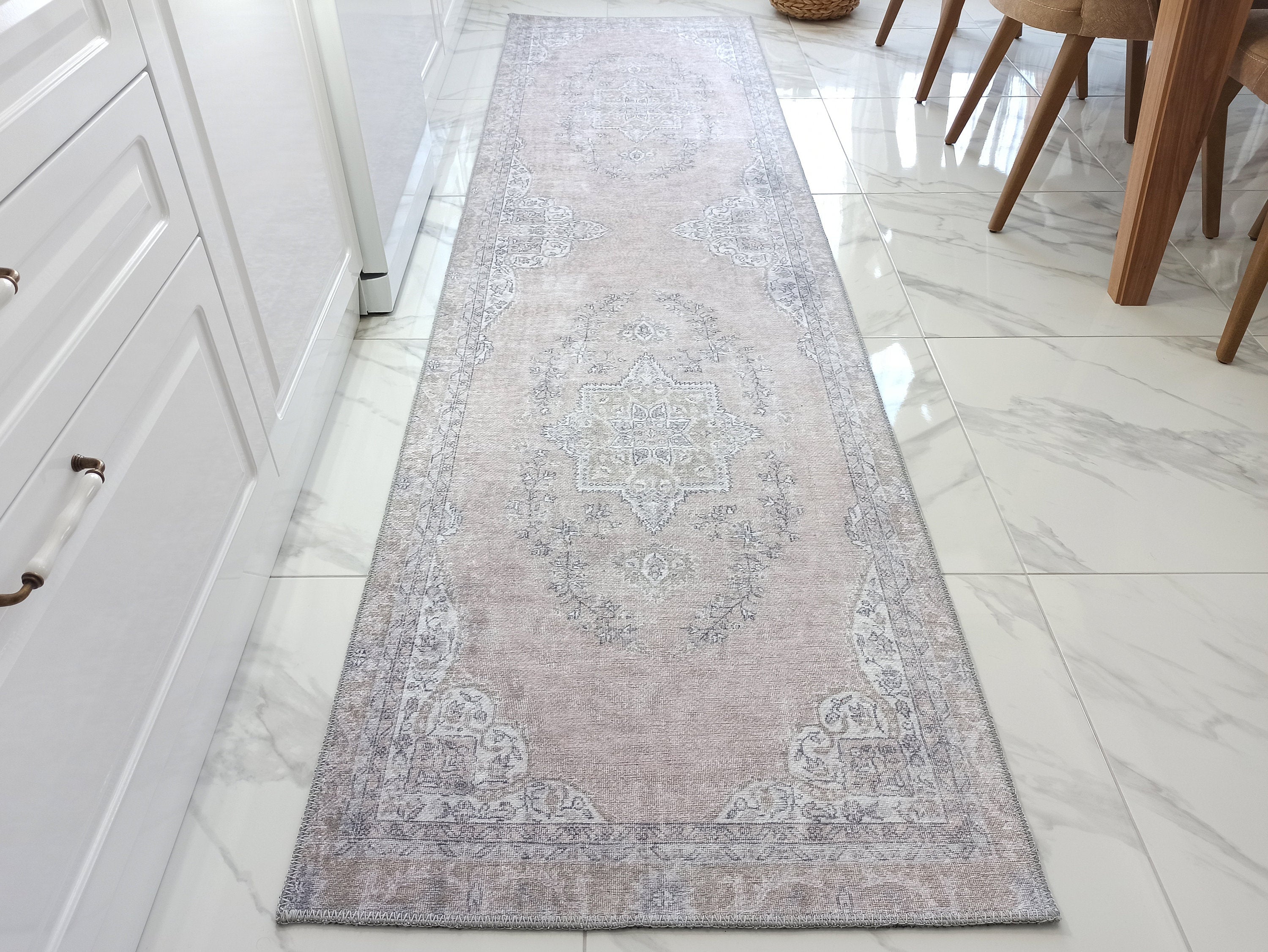 Pudra Pembe ve Gri Eskitme Medalyonlu Vintage Halı