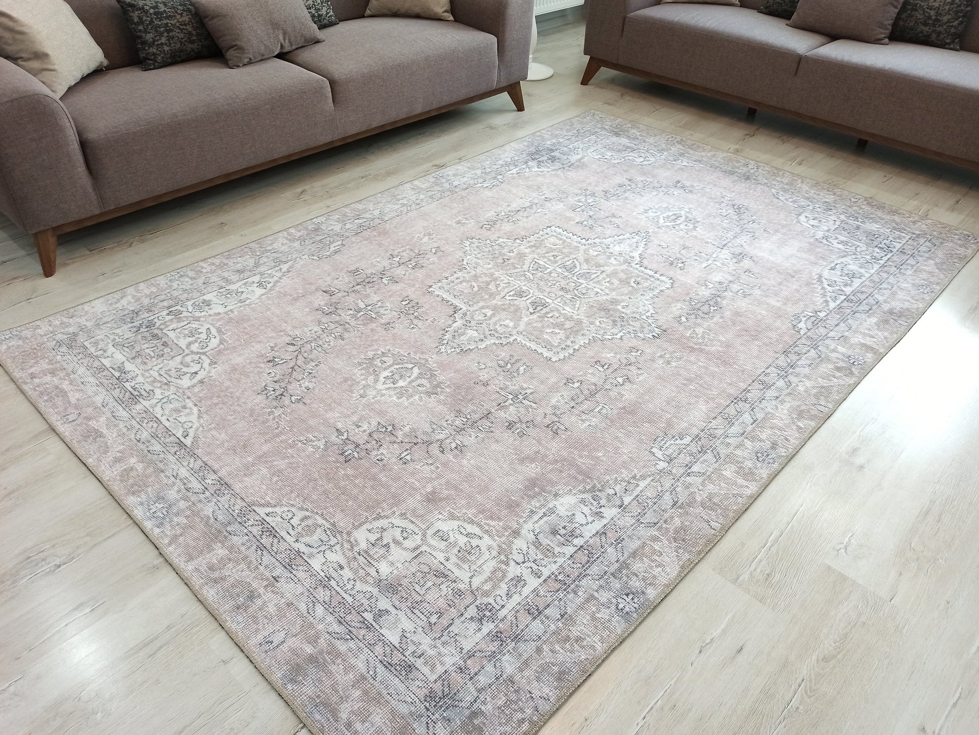 Pudra Pembe ve Gri Eskitme Medalyonlu Vintage Halı