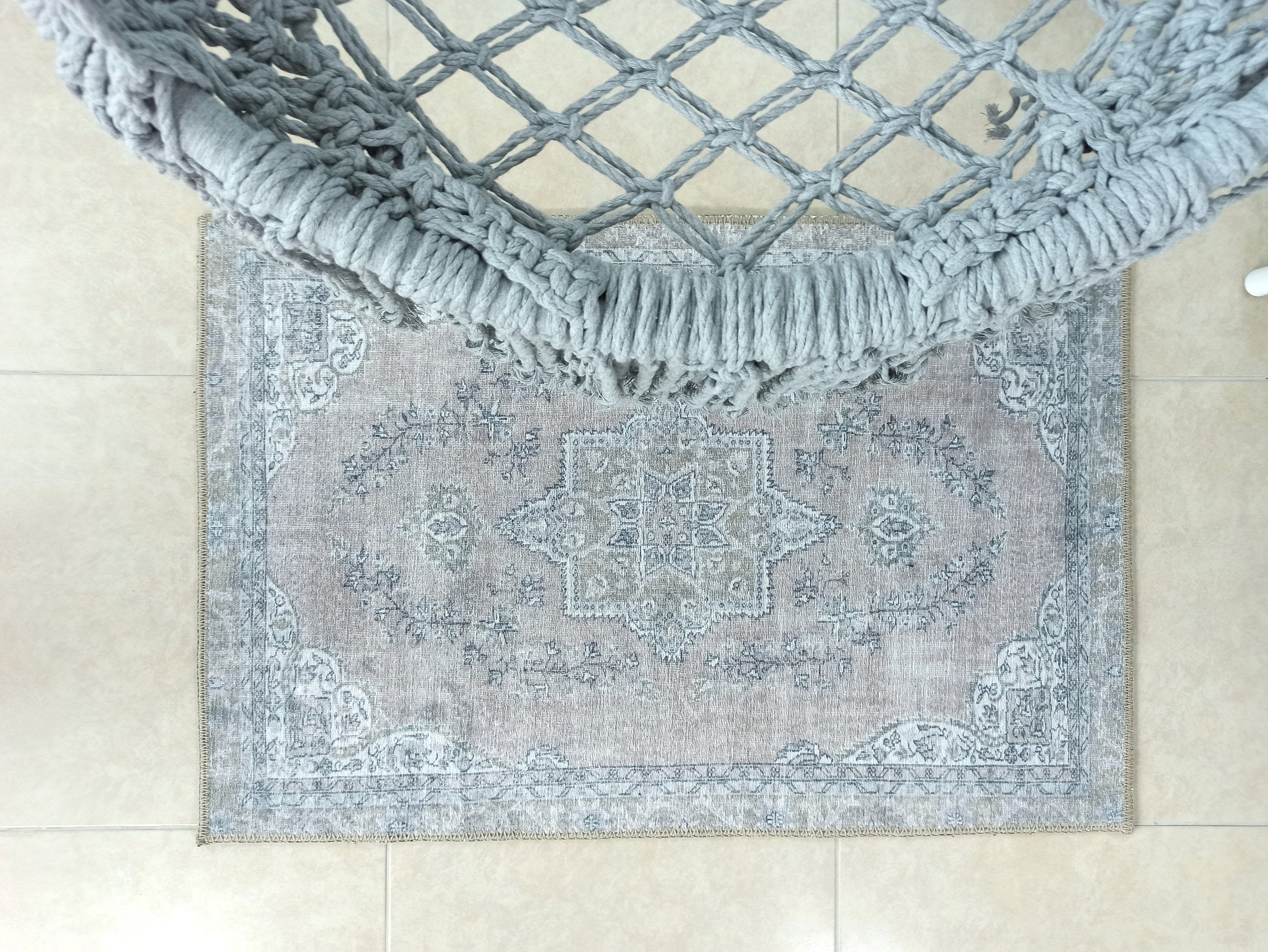 Pudra Pembe ve Gri Eskitme Medalyonlu Vintage Halı