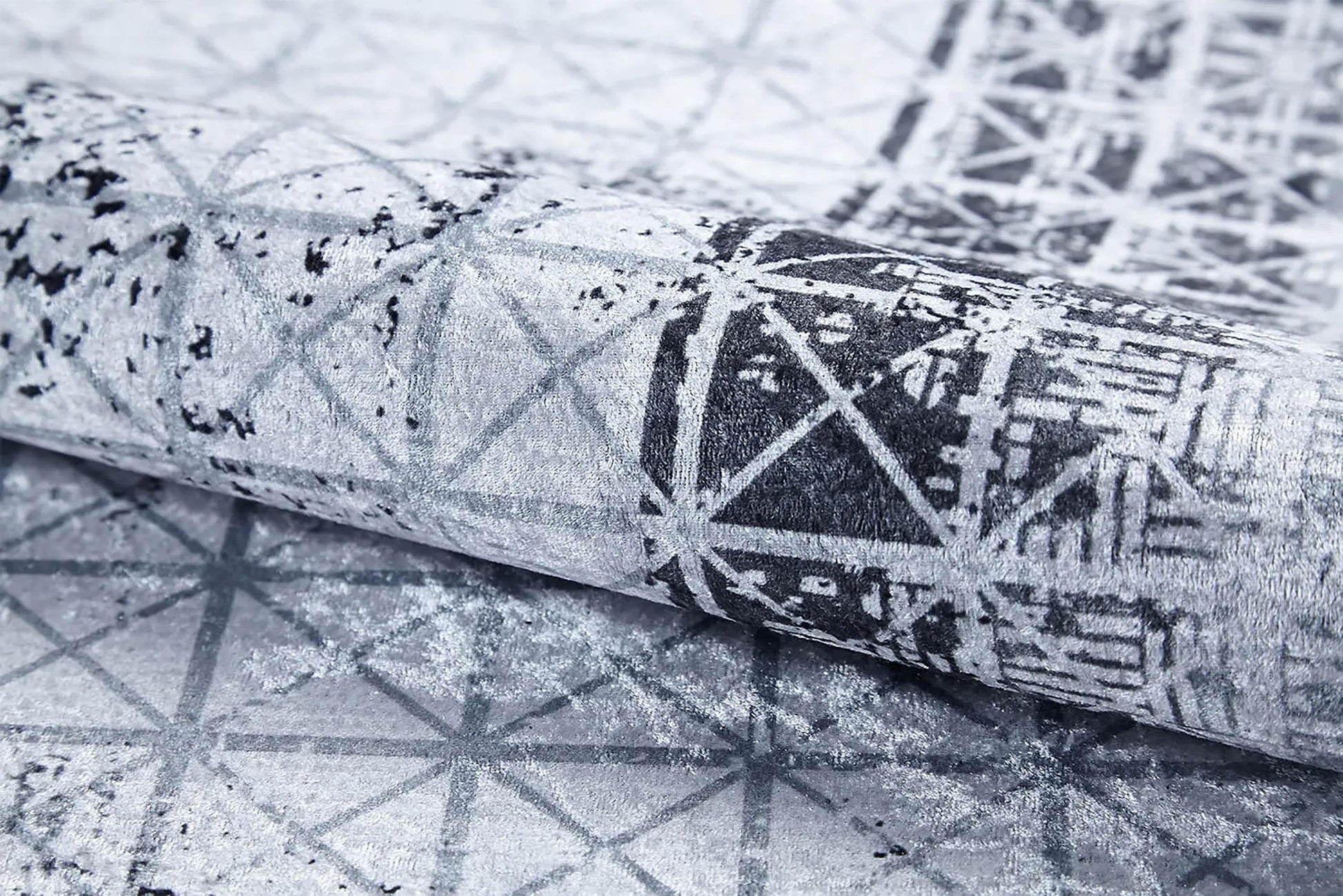 Açık Gri Geometrik Desenli Kontrastlı Çerçeve Halı