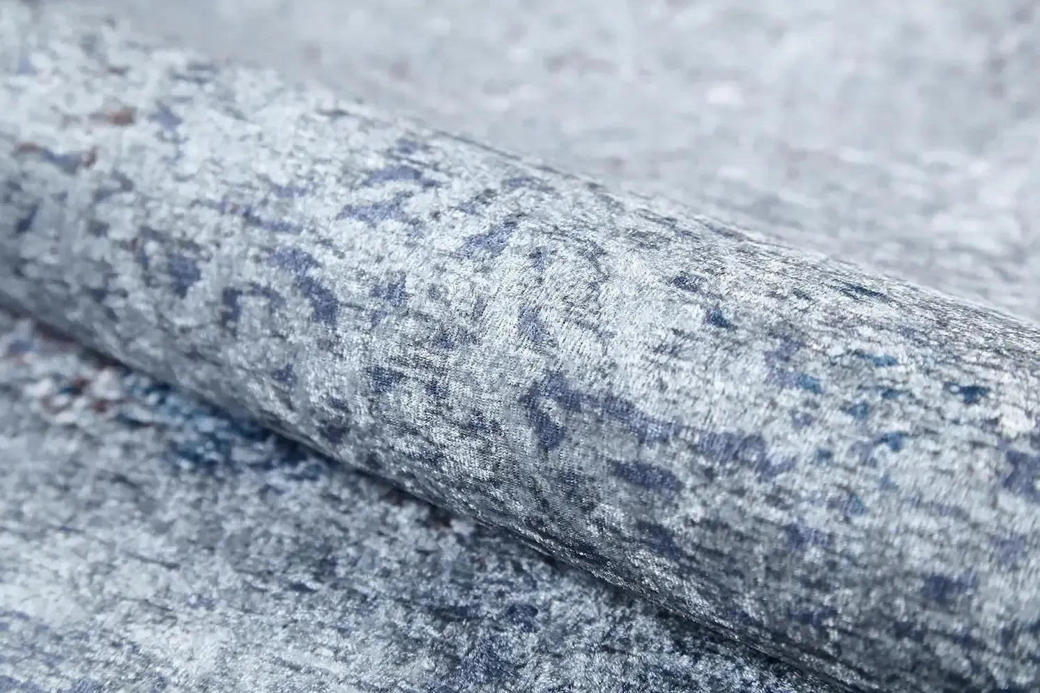 Açık Gri Mavi Geçişli Eskitme Desenli Halı