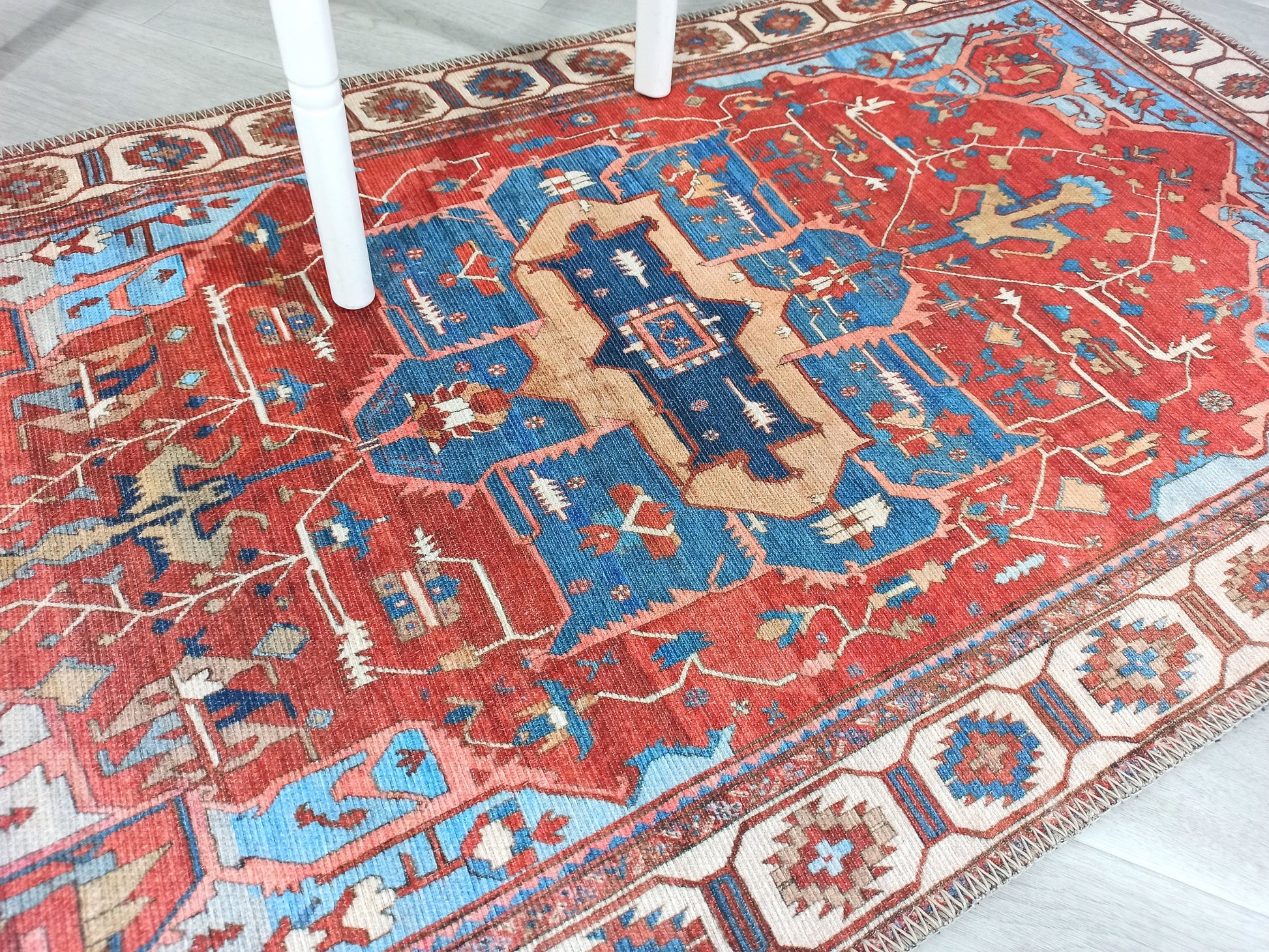Canlı Kırmızı ve Gök Mavisi Kartal Desenli Vintage Halı