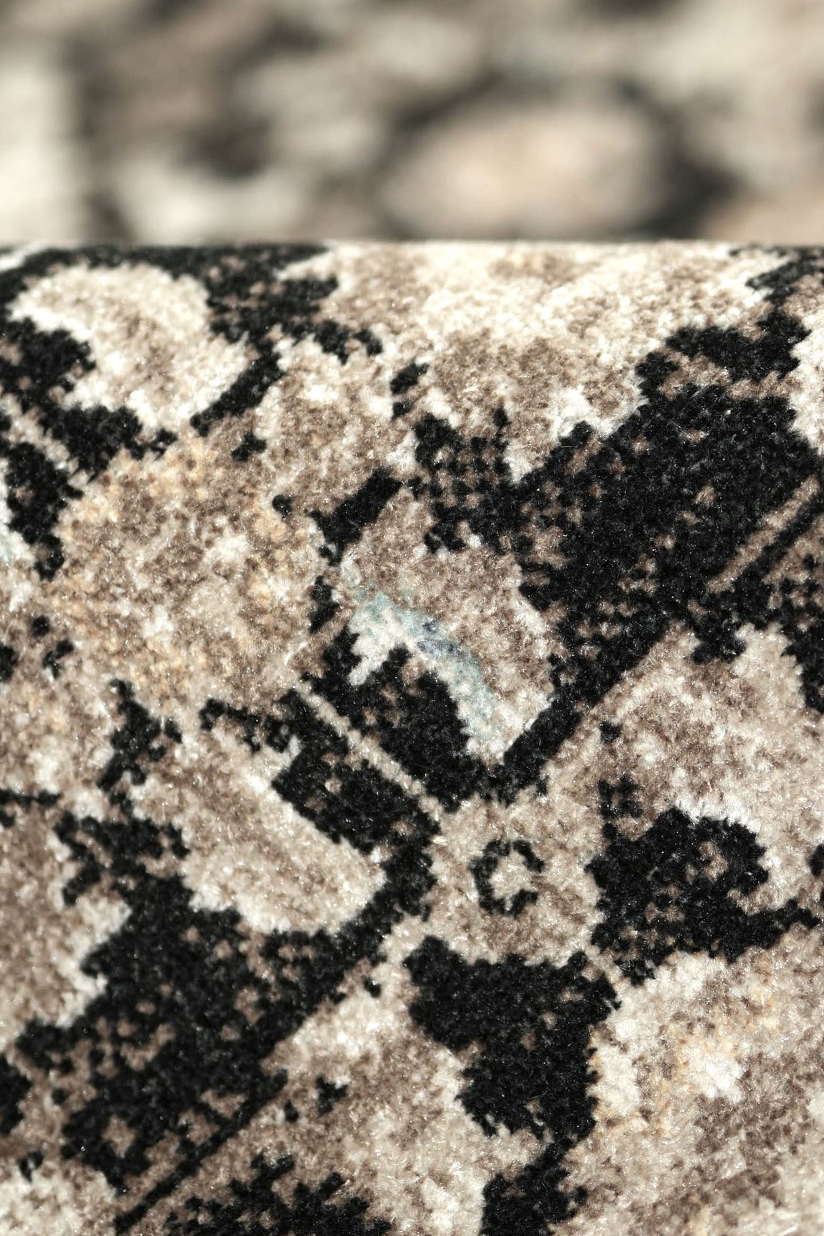 Klasik Esintili Siyah ve Bej Vintage Desenli Halı - FMBH03