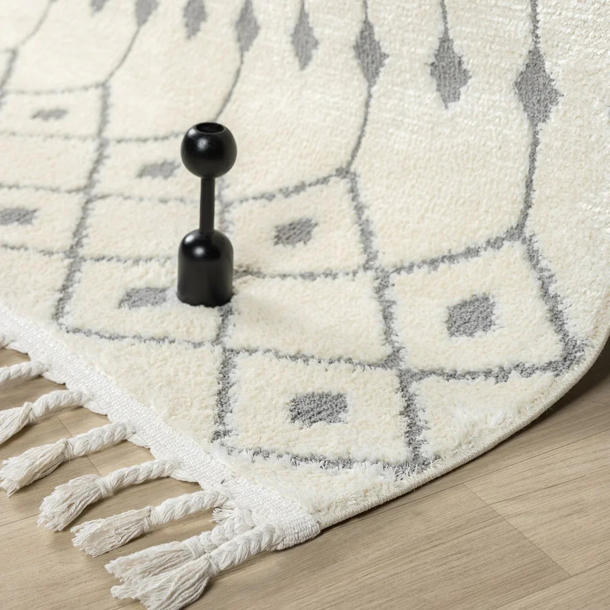 Beyaz Gri Etnik Geometrik Saçaklı Modern Halı