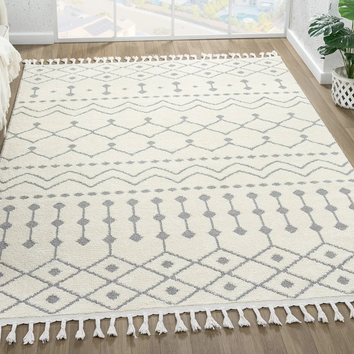 Beyaz Gri Etnik Geometrik Saçaklı Modern Halı