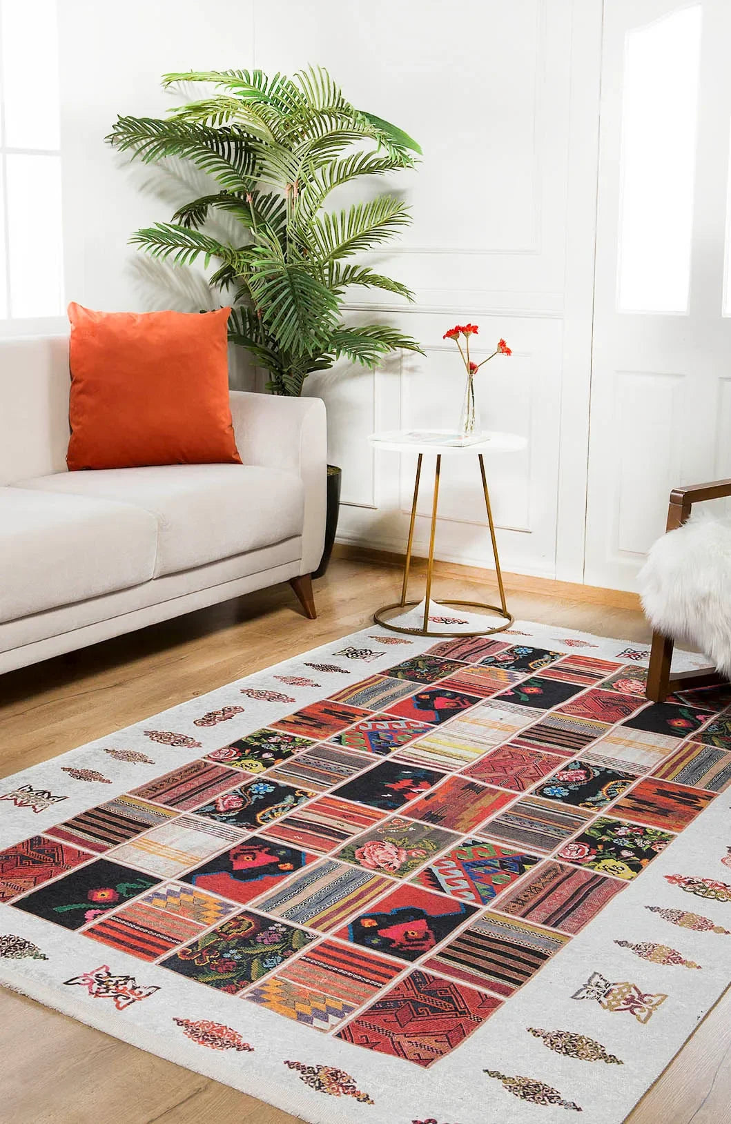 Beyaz Zemin Çok Renkli Otantik Patchwork Görünümlü Halı